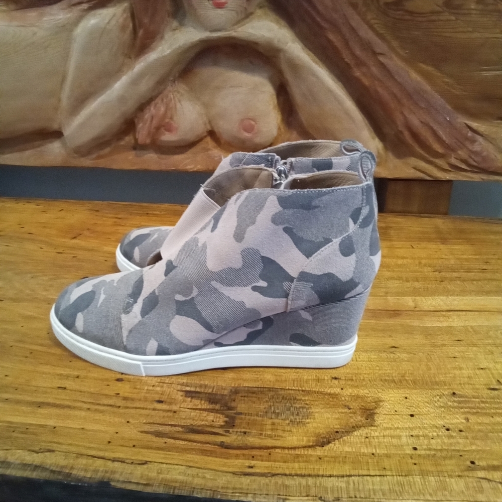 Linea Paolo Anna Camouflage 2.5" Wedge Ankle Boot Sneakers Size 8